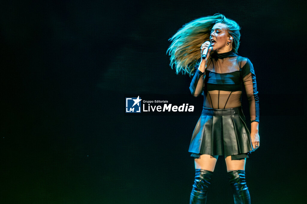 Becky Hill Live (opening act Katy Perry) - CONCERTS - SINGERS AND ARTISTS