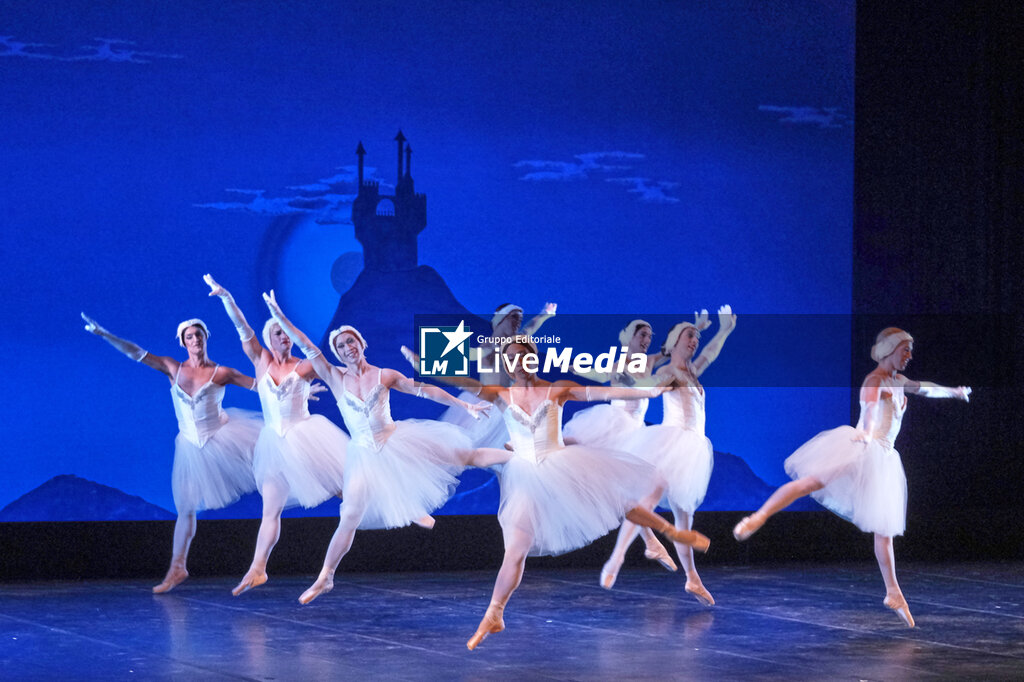 LES BALLETS TROCKADERO DE MONTECARLO - MUSICAL - SINGERS AND ARTISTS