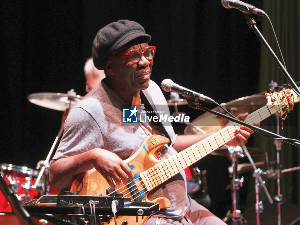 RICHARD BONA  - CONCERTS - SINGERS AND ARTISTS
