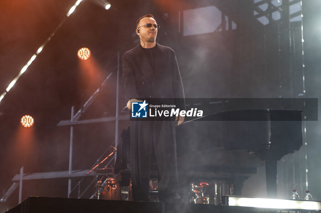 Gigi D'Alessio - CONCERTS - SINGERS AND ARTISTS