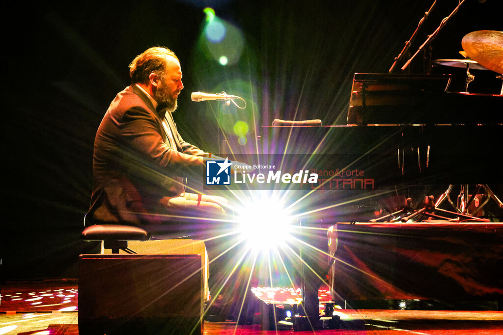 RAPHAEL GUALAZZI  - CONCERTS - SINGERS AND ARTISTS