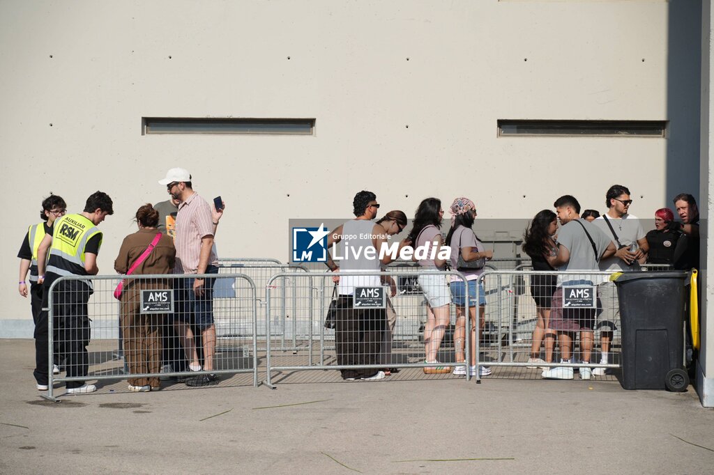 Largas colas desde tempranas horas para el concierto de Bad Bunny en M;adrid - CONCERTS - SINGERS AND ARTISTS