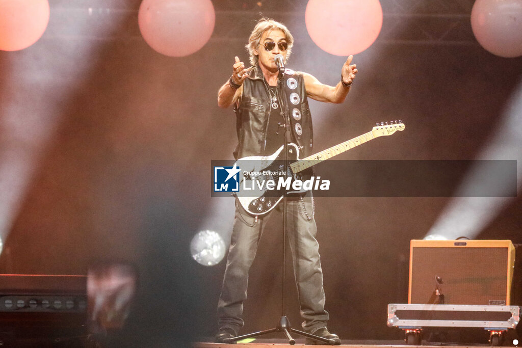 Ligabue - CONCERTS - SINGERS AND ARTISTS