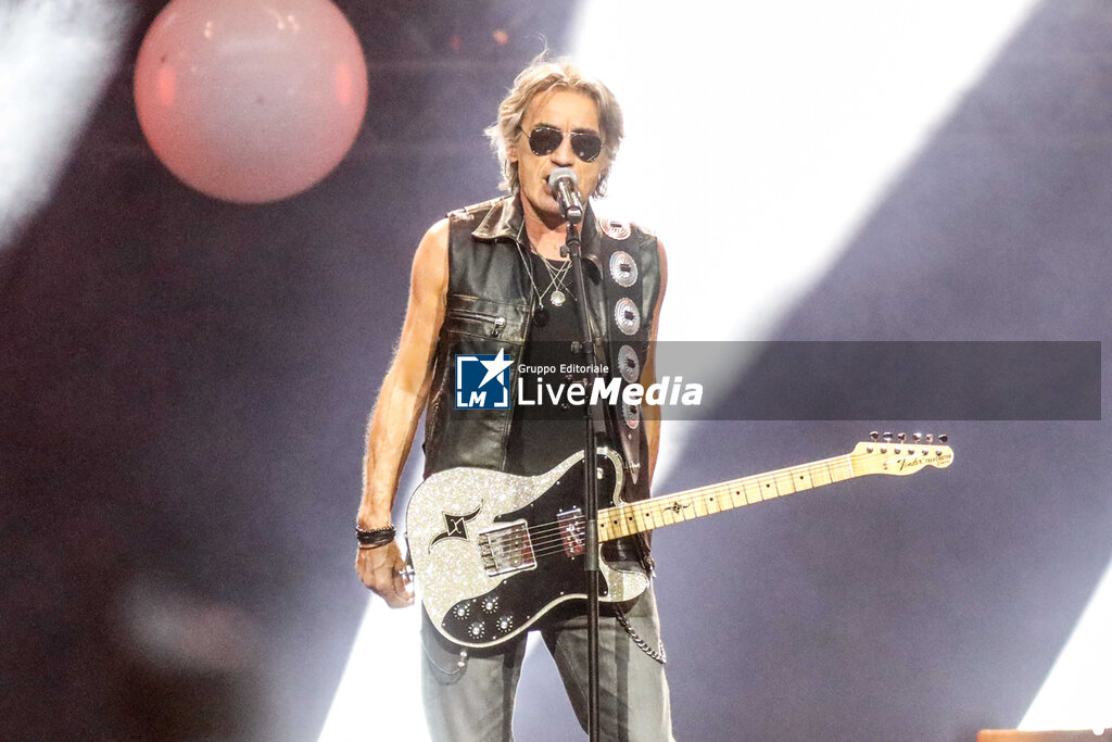 Ligabue - CONCERTS - SINGERS AND ARTISTS