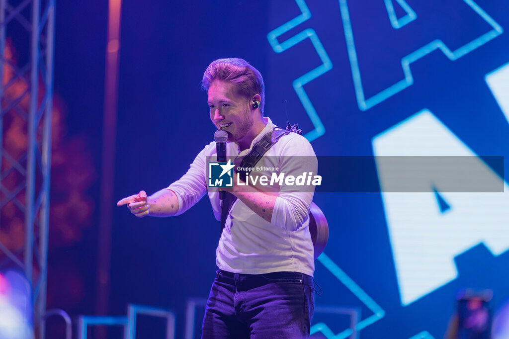 KISS KISS LIVE - Show by Radio Kiss Kiss Eddie Brock ∙ Lorenzo Salvetti ∙ Federica Abbate ∙ Settembre ∙ Alfa - CONCERTS - SINGERS AND ARTISTS