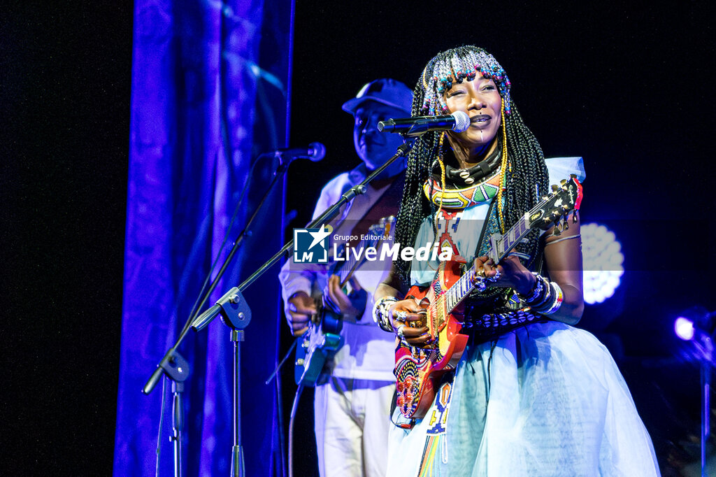 Fatoumata Diawara - Massa Live - CONCERTS - SINGERS AND ARTISTS