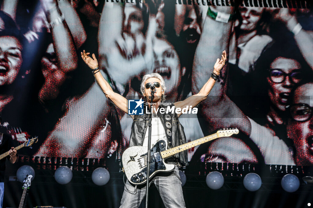 Ligabue - CONCERTS - SINGERS AND ARTISTS