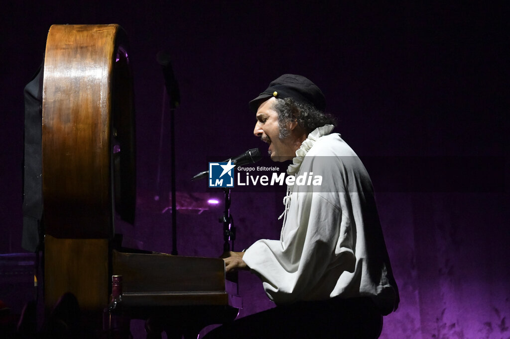 Vinicio Capossela - E Morte non avrà dominio - CONCERTS - SINGERS AND ARTISTS