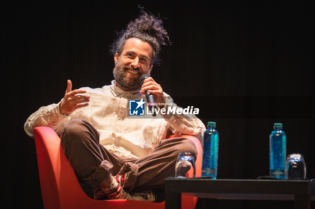 Gio Evan - La gioia è un duro lavoro - book launch - INTERVIEWS - SINGERS AND ARTISTS