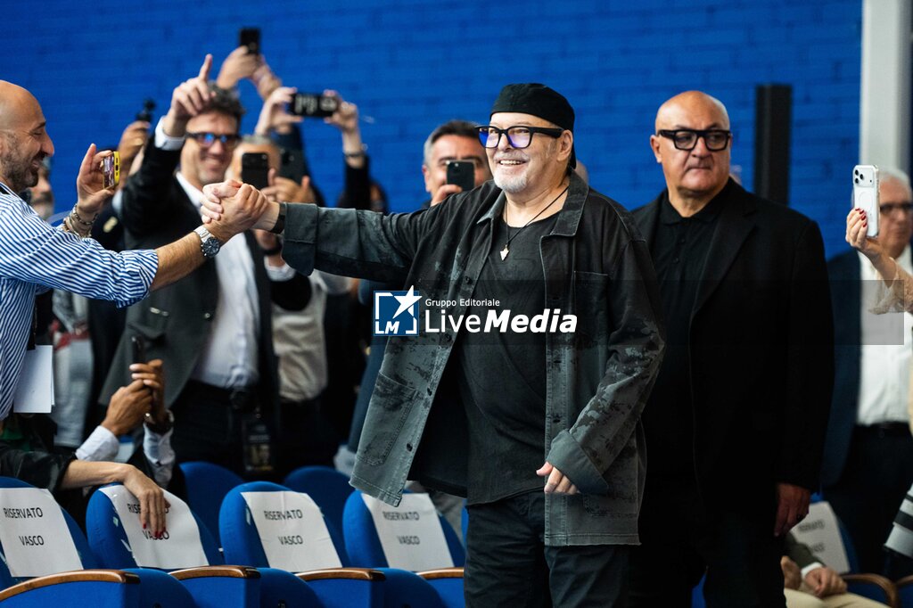 VASCO ROSSI - DOTTORATO AD HONOREM - INTERVIEWS - SINGERS AND ARTISTS