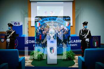 2021-09-27 - la coppa di euro 2020 - GRAVINA PRESIDENTE FIGC A CATANZARO CON LA COPPA DELL'EUROPEO - NEWS - CHRONICLE