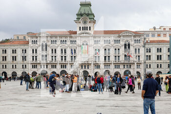 2021-10-22 - In piazza a Trieste si gioca a pallone - MANIFESTAZIONI ANNULLATE A TRIESTE - NEWS - CHRONICLE