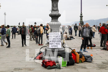 2021-10-22 - A Trieste i cartelli dei pochi manifestanti presenti questa mattina - MANIFESTAZIONI ANNULLATE A TRIESTE - NEWS - CHRONICLE