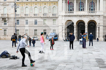 2021-10-22 - Davanti alla Prefettura di Trieste presidiata dalla Polizia si gioca a pallone questa mattina - MANIFESTAZIONI ANNULLATE A TRIESTE - NEWS - CHRONICLE