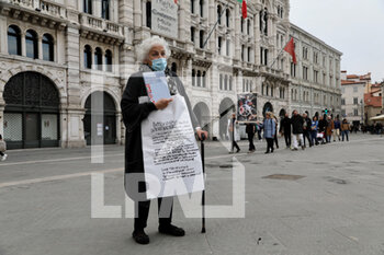 2021-10-22 - La protesta di una triestina ottantenne in piazza Unit.. d...Italia a Trieste - MANIFESTAZIONI ANNULLATE A TRIESTE - NEWS - CHRONICLE