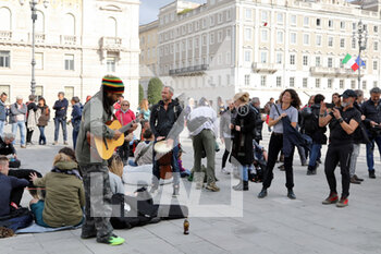 2021-10-22 - Alcuni dei presenti  in piazza a Trieste tra canti e balli - MANIFESTAZIONI ANNULLATE A TRIESTE - NEWS - CHRONICLE