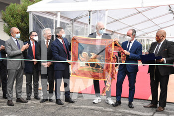 2021-10-22 - Inaugurazione Auto e Moto d'Epoca - Zaia dona una bandiera del Veneto a Baccaglini - INAUGURAZIONE AUTO E MOTO D'EPOCA - NEWS - CULTURE