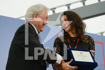 2021-12-05 - Mario Vargas Llosa gives a prize to Samanta Schweblin - “PIù LIBRI PIù LIBERI" THE NATIONAL FAIR OF SMALL AND MEDIUM PUBLISHING - NEWS - CULTURE