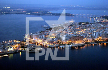 2021-11-28 - Taranto, panoramic view in the evening. - TARANTO, SEASIDE TOWN - REPORTAGE - PLACES