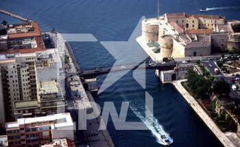2021-11-28 - Taranto, swing bridge with Aragonese castle. - TARANTO, SEASIDE TOWN - REPORTAGE - PLACES