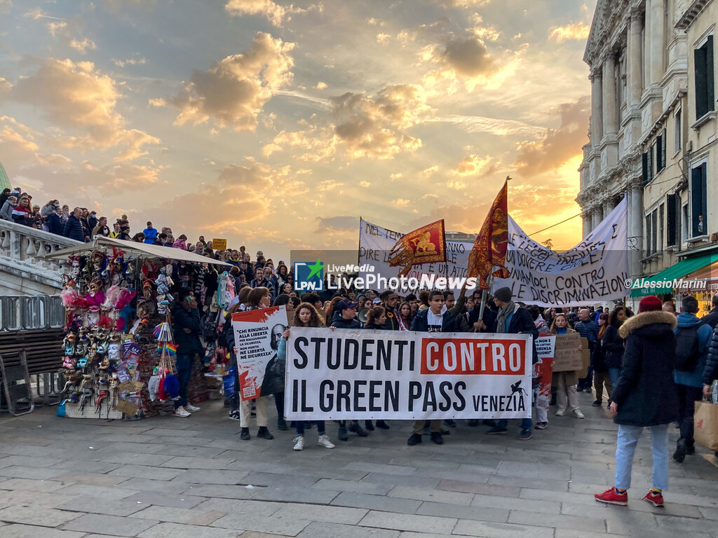 NO GREEN PASS protest in Venice - NEWS - HEALTH