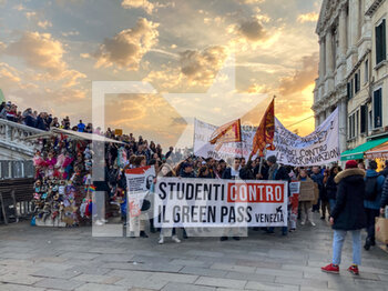 NO GREEN PASS protest in Venice - NEWS - SALUTE