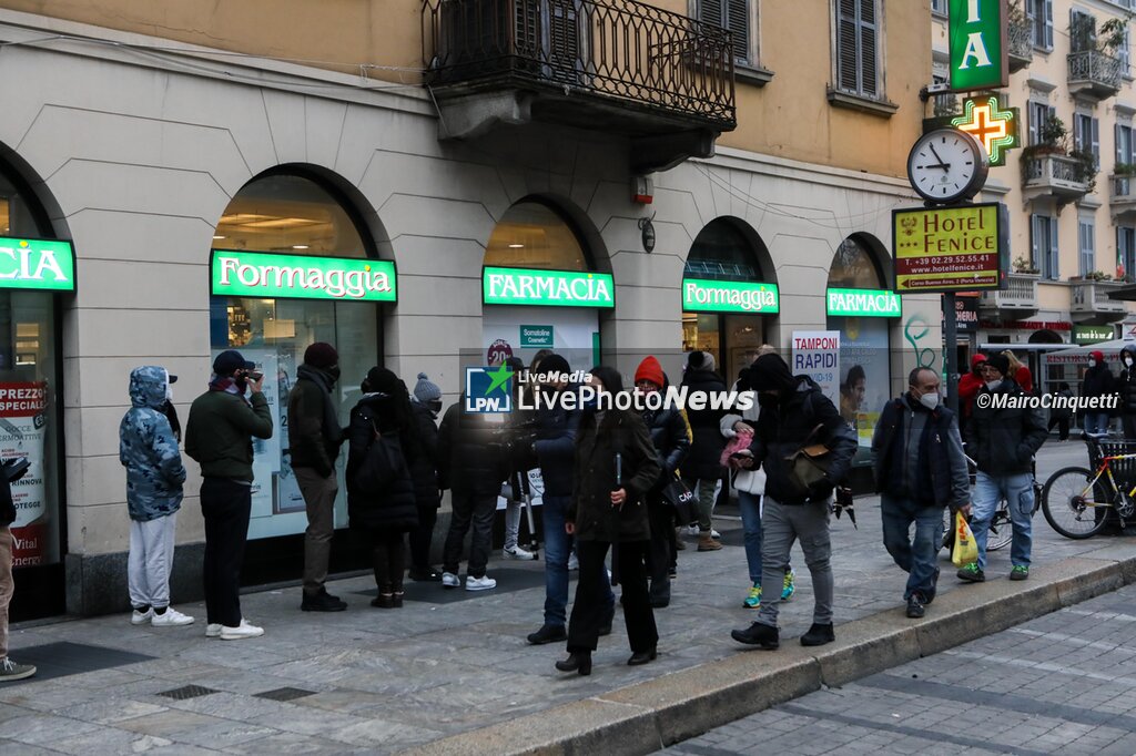 Queue at pharmacy to purchase rapid test pads for covid-19. - NEWS - HEALTH