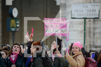 2021-11-27 - Demonstrators with banner - DEMONSTRATION AGAINST VIOLENCE AGAINST WOMEN “NON UNA DI MENO”. - NEWS - SOCIETY