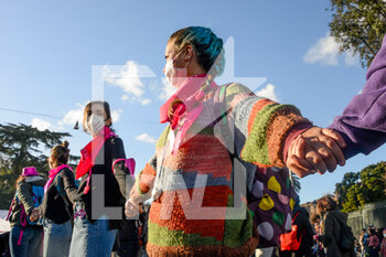 2021-11-27 - Women hold hands - DEMONSTRATION AGAINST VIOLENCE AGAINST WOMEN “NON UNA DI MENO”. - NEWS - SOCIETY
