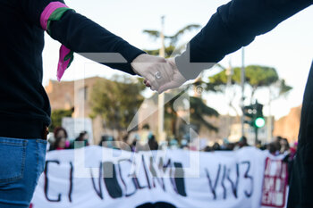 2021-11-27 - Women hold hands - DEMONSTRATION AGAINST VIOLENCE AGAINST WOMEN “NON UNA DI MENO”. - NEWS - SOCIETY