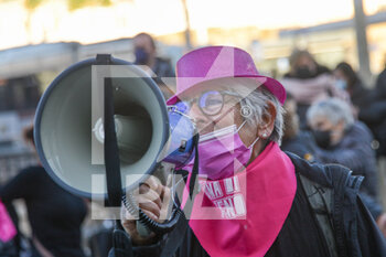 2021-11-27 - Demonstrator with megaphone - DEMONSTRATION AGAINST VIOLENCE AGAINST WOMEN “NON UNA DI MENO”. - NEWS - SOCIETY
