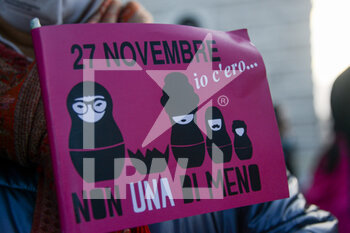 2021-11-27 - Demonstrator with banner - DEMONSTRATION AGAINST VIOLENCE AGAINST WOMEN “NON UNA DI MENO”. - NEWS - SOCIETY