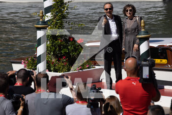 2021-09-01 - Nicoletta Braschi and Roberto Benigni are seen arriving at the 78th Venice International Film Festival on September 01, 2021 in Venice, Italy. - 78° MOSTRA DEL CINEMA DI VENEZIA 2021 - NEWS - VIP