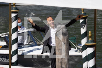 2021-09-01 - Roberto Benigni is seen arriving at the 78th Venice International Film Festival on September 01, 2021 in Venice, Italy. - 78° MOSTRA DEL CINEMA DI VENEZIA 2021 - NEWS - VIP