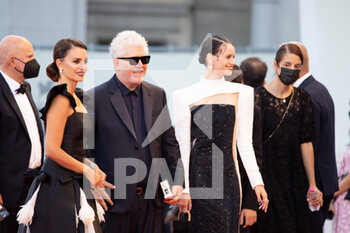 2021-09-01 - Penélope Cruz, Pedro Almodovar and Milena Smit arrive on the red carpet ahead of the 