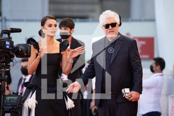 2021-09-01 - Penélope Cruz and Pedro Almodovar arrive on the red carpet ahead of the 