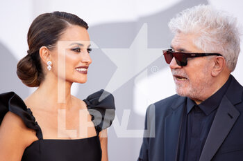 2021-09-01 - Penélope Cruz and Pedro Almodovar arrive on the red carpet ahead of the 