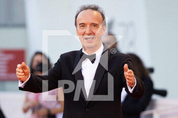 2021-09-01 - Roberto Benigni arrives on the red carpet ahead of the 