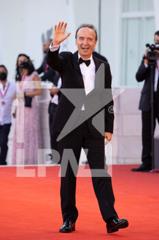 2021-09-01 - Roberto Benigni arrives on the red carpet ahead of the 