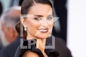 2021-09-01 - Penélope Cruz arrives on the red carpet ahead of the 