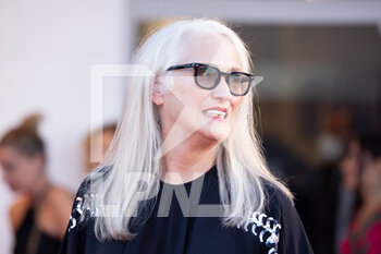2021-09-01 - Jane Campion arrives on the red carpet ahead of the 