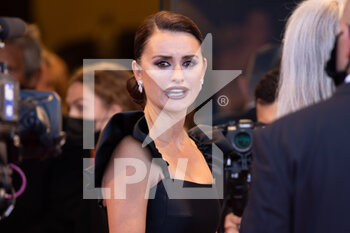 2021-09-01 - Penélope Cruz arrives on the red carpet ahead of the 