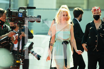 2021-09-03 - Kristen Stewart attends the red carpet of the movie 