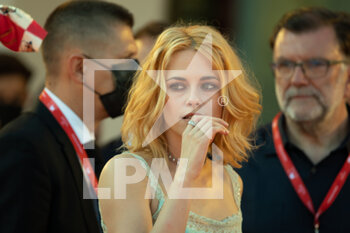 2021-09-03 - Kristen Stewart attends the red carpet of the movie 