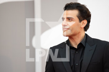 2021-09-03 - Oscar Isaac attends the red carpet of the movie 