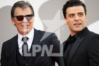 2021-09-03 - Josh Brolin and Oscar Isaac attend the red carpet of the movie 