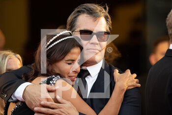 2021-09-03 - Josh Brolin and a guest attend the red carpet of the movie 
