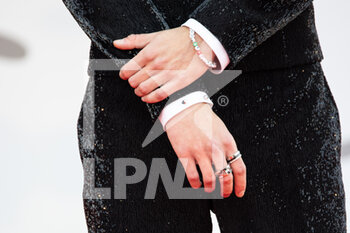 2021-09-03 - Timothée Chalamet (hands detail) attend the red carpet of the movie 