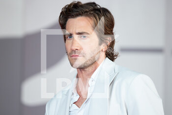 2021-09-03 - Jake Gyllenhaal attends the red carpet of the movie 