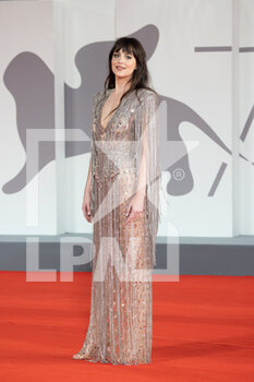 2021-09-03 - Dakota Johnson attends the red carpet of the movie 